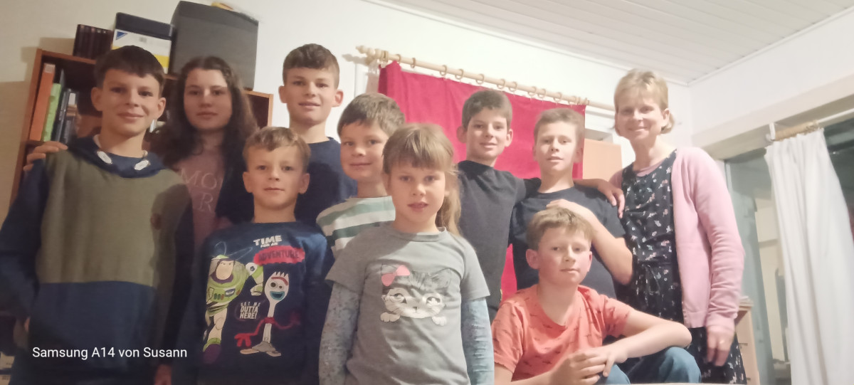 Private Familie   ( alleinerziehende Mutter mit neun Kindern zwischen sechs und 16 Jahren)